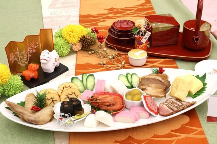 盛りつけ例 ローソンストア100「選べるおせち」の「しっかりおせち」（計2,160円分）