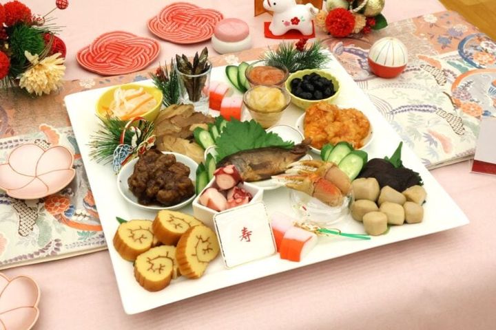 盛りつけ例 ローソンストア100「選べるおせち」の「ごちそうおせち」（計3,240円分）