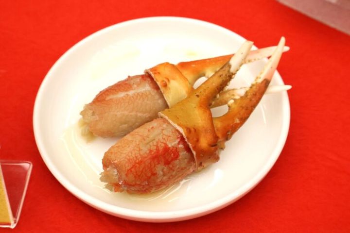 「かに爪 白だし仕立て」（2個入り/486円）