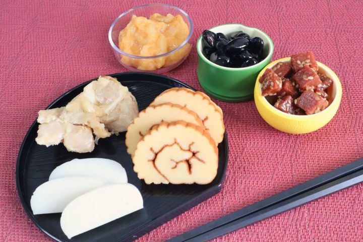 ローソンストア100「選べるおせち」 御蒲鉾白（108円）、鶏肉の西京焼き（162円）、金ごままぐろ煮（162円）、北海道産黒豆（162円）、数の子入りうにいか（216円）、伊達巻（216円）