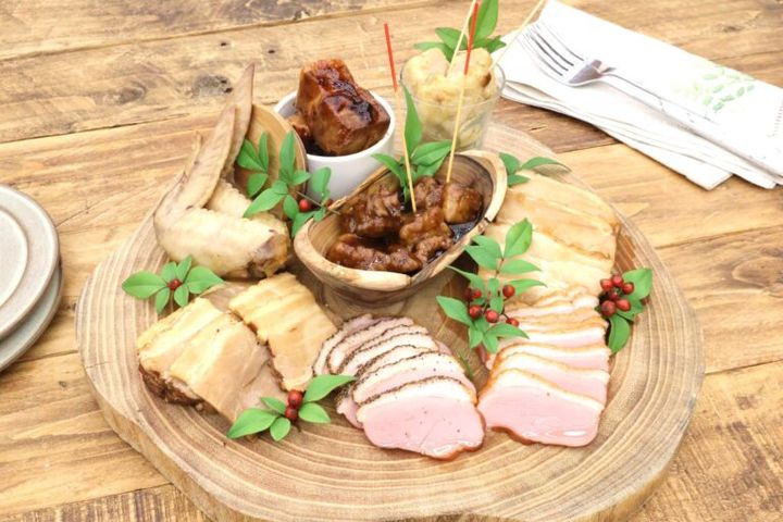 盛りつけ例 ローソンストア100「選べるおせち」の「肉推しおせち」（計2,160円分）