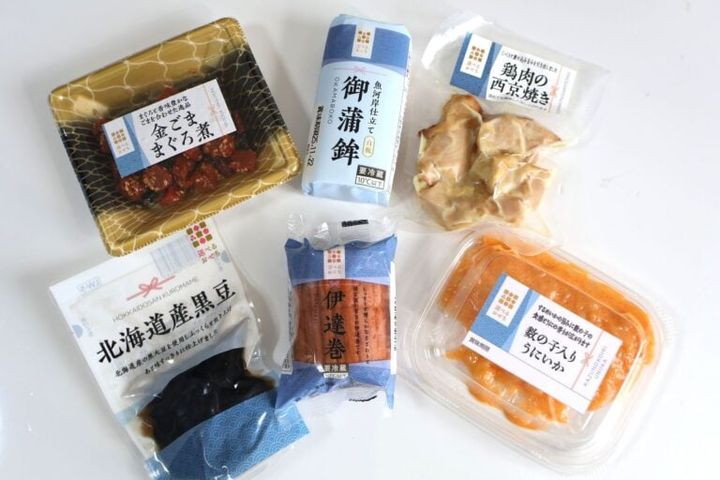 ローソンストア100「選べるおせち」 御蒲鉾白（108円）、鶏肉の西京焼き（162円）、金ごままぐろ煮（162円）、北海道産黒豆（162円）、数の子入りうにいか（216円）、伊達巻（216円）