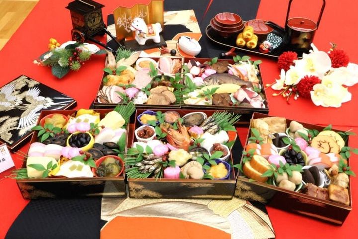 盛りつけ例 ローソンストア100「選べるおせち」の全種盛（計9,180円分）