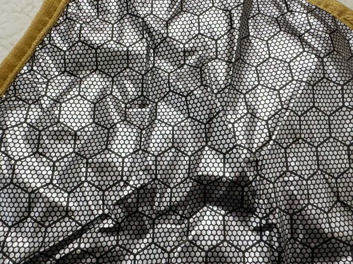 シルバーの面がグラフェン素材