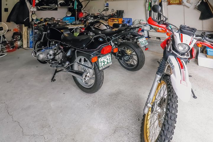 BMWからセローまで！オフロード主体ライダーの広々ガレージ公開と至福のメンテナンス時間