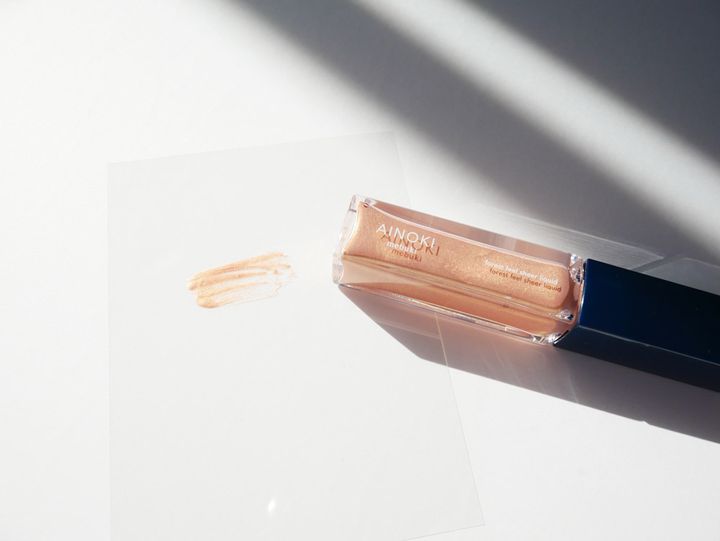 天然由来成分99％配合で、目元だけでなくチークとしても使えるリキッドカラー。こちらは01木漏れ日（ベージュゴールド）