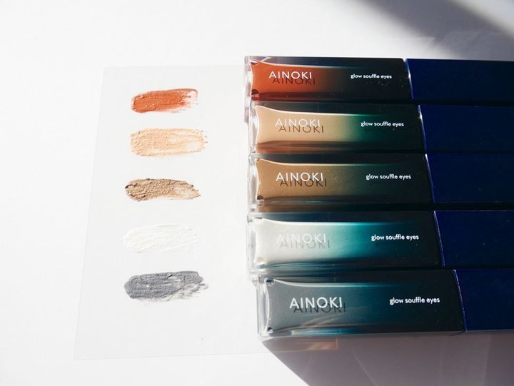 （上から）04曙（レッドブラウン） 05揺蕩う（ベージュゴールド）01麗らか（グレージュ）03白秋（オーロラホワイト）02恋蛍（ブルーグレー）