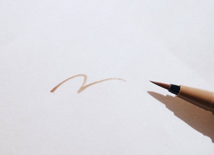 肌なじみよく、洒落た顔に仕立ててくれるカラーばかり。こちらは03霞（グレージュ）