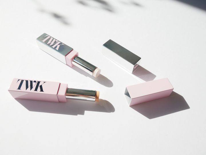 （上）TWKシン ハイライト 5,830円（税込） （下）TWKシン コンシーラー 5,830円（税込） ※2026年3月発売予定 