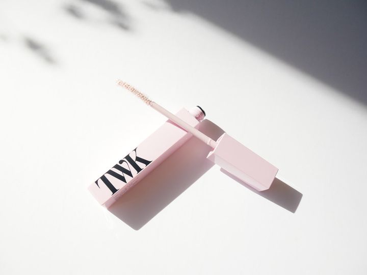 植物ワックスがまつ毛に長さとカールキープ力を与えるマスカラベース。脱毛予防の月桃葉エキスなどまつ毛を守る６種の植物由来成分も配合。『TWKシン マスカラベース』8.5g 5,830円（税込）