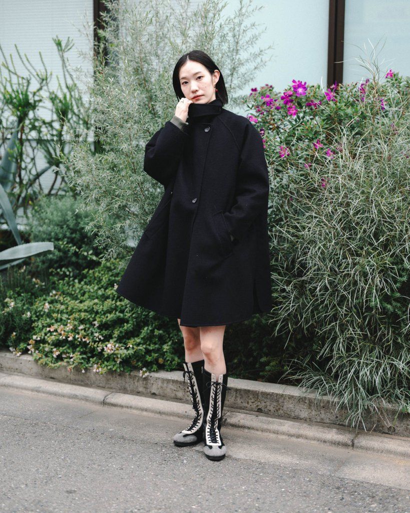 ブラックワンピース風のAラインコートで冬のヒロインに | TRILL【トリル】