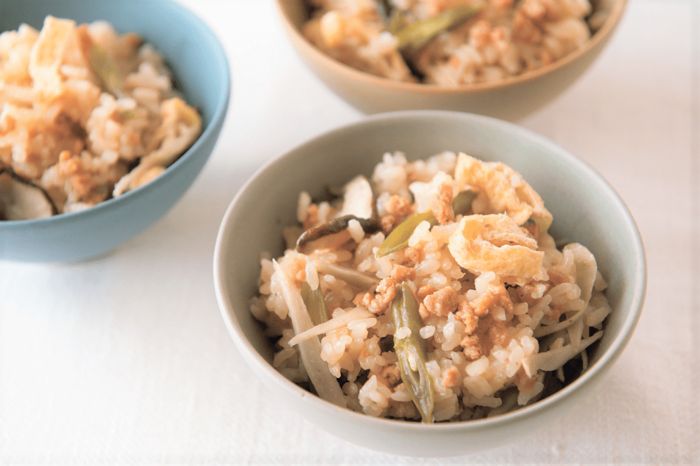 【やせる節約レシピ】大豆ミート五目ごはんの作り方。戻す手間なし、炊飯器で簡単に作れます！