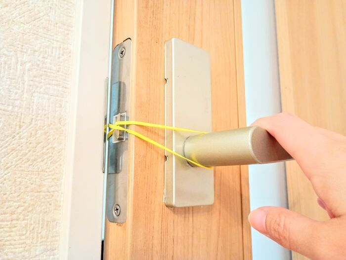 【輪ゴムの裏ワザ】フォークに付けると便利グッズに変身！？知られざる使い道4選♡