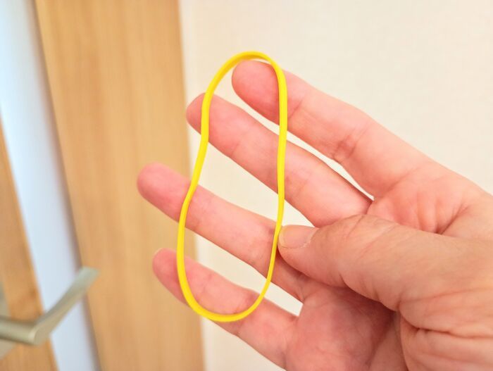 【輪ゴムの裏ワザ】フォークに付けると便利グッズに変身！？知られざる使い道4選♡