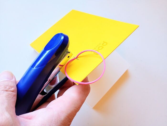 【輪ゴムの裏ワザ】フォークに付けると便利グッズに変身！？知られざる使い道4選♡