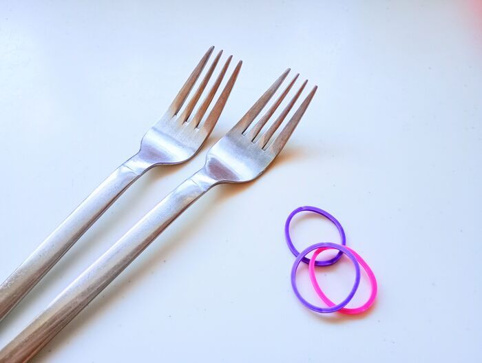 【輪ゴムの裏ワザ】フォークに付けると便利グッズに変身！？知られざる使い道4選♡