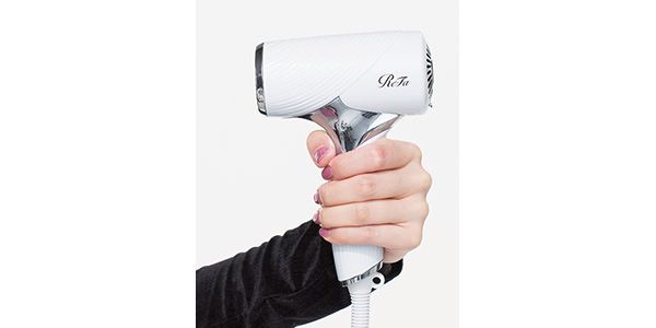 短めのグリップでほどよい太さ。凹凸があって握りやすい。