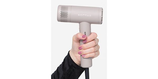 細めのストレート形状のグリップだが、軽いので疲れない。