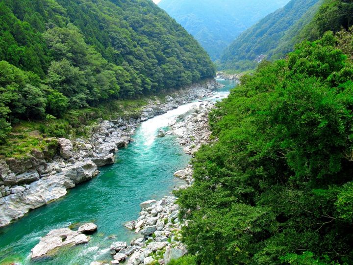 All About ニュース編集部が全国250人を対象に実施した好き＆行ってみたい絶景スポットに関するアンケートの調査結果から、好き＆行ってみたい「徳島県の絶景スポット」ランキングを発表！ 2位「大歩危・小歩危（三好市）」を抑えた1位は？