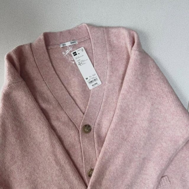 GU「パフニットVネックカーディガン」