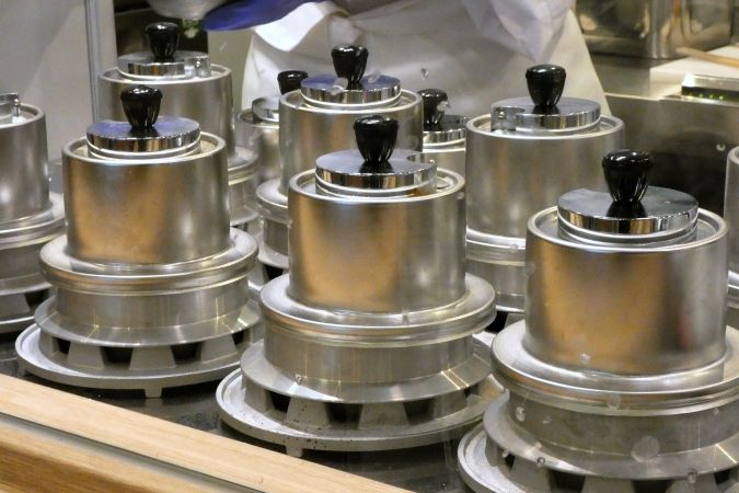 銀しゃりとだし茶漬け 釜のうさぎ 羽釜 銀シャリ 調理シーン