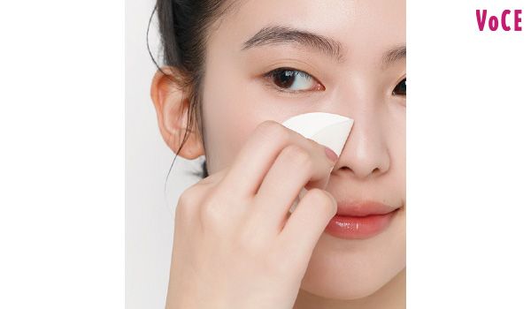 クッションファンデの使い方 3. 無色のパウダーをテカりやすい部分に塗る