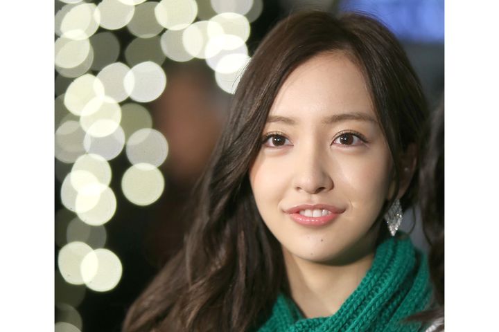 板野友美さん（2015年12月1日、時事）