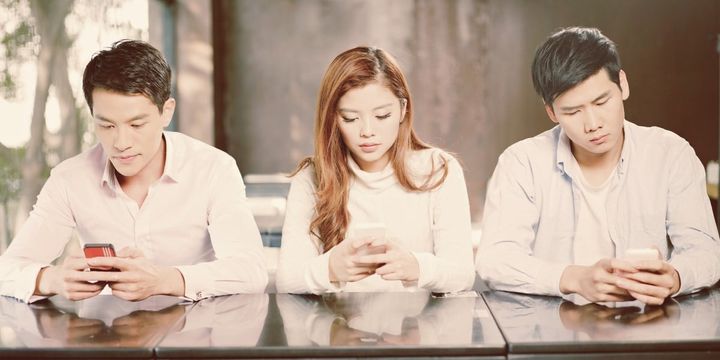 会話相手前でスマホを操作させる心の仕組み