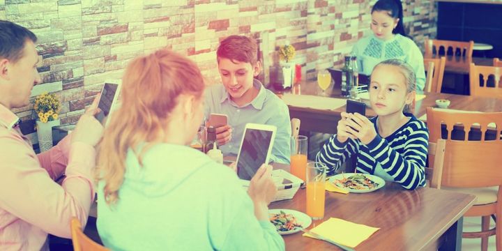 会話相手の前でのスマホ操作に名前がつけられた