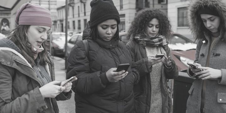 会話相手が目の前にいるのに全員がスマホに夢中になっている様子