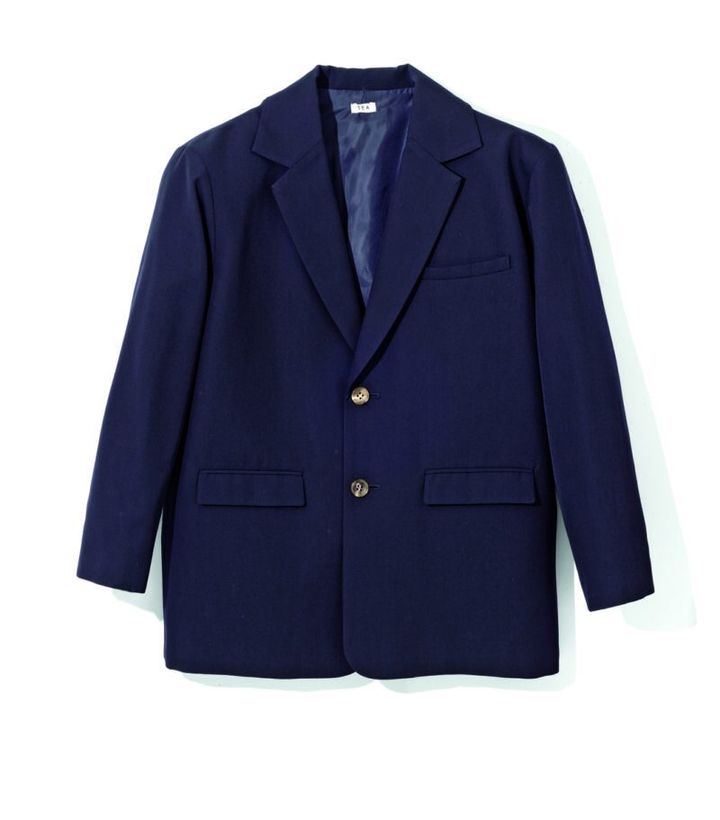 品格ネイビーとオーバーショルダーの絶妙バランス