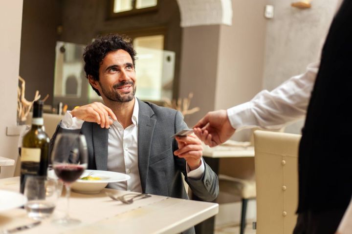 レストランでお会計をする男性