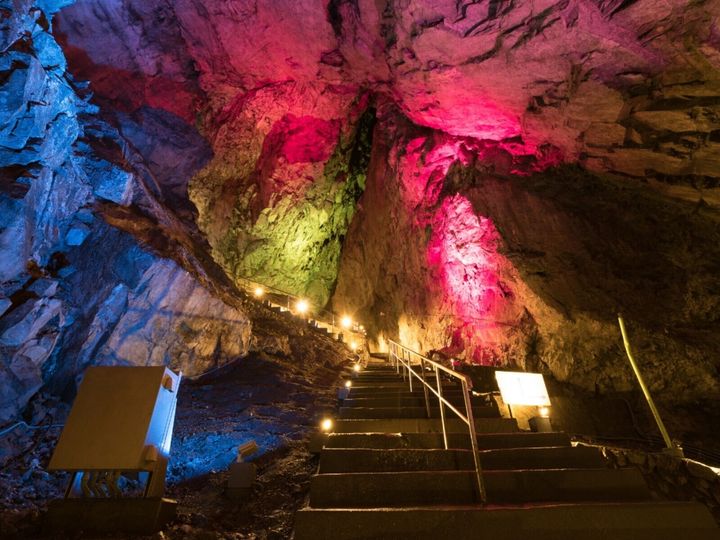 All About ニュース編集部が全国250人を対象に実施した絶景スポットに関するアンケートの調査結果から、好き＆行ってみたい「日本の洞窟」ランキングを発表！ 2位「日原鍾乳洞（東京都）」を抑えた1位は？