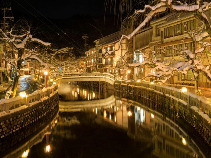 All About ニュース編集部が全国250人を対象に実施した「クリスマスに行きたい温泉地に関するアンケート」の調査結果から、クリスマスに行きたいと思う「兵庫県（有馬・六甲・播磨・但馬エリア）の温泉地」ランキングを発表！ 2位「城崎温泉」を抑えた1位は？