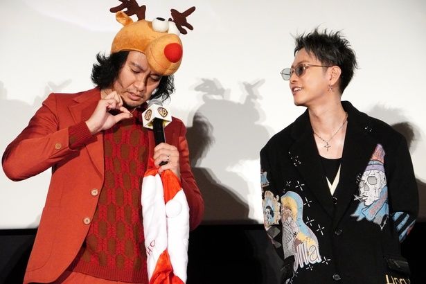 石の入ったペンダントを披露