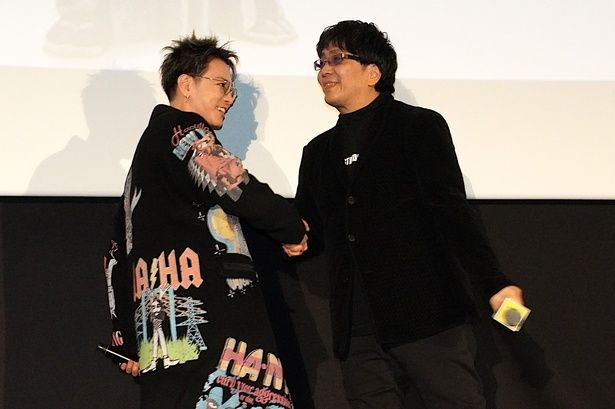 がっちりと握手を交わした