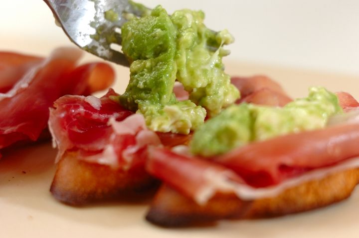 アボカドと生ハムのブルスケッタの作り方2