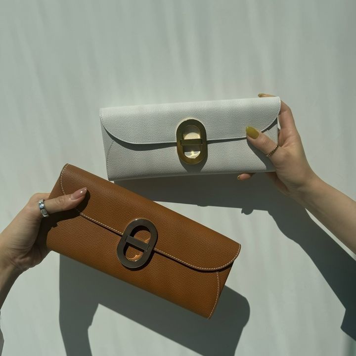 エルメス シェーヌダンクルのショルダーウォレットを持つ女性