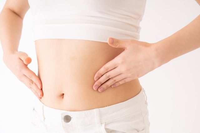 両手が添えられたお腹