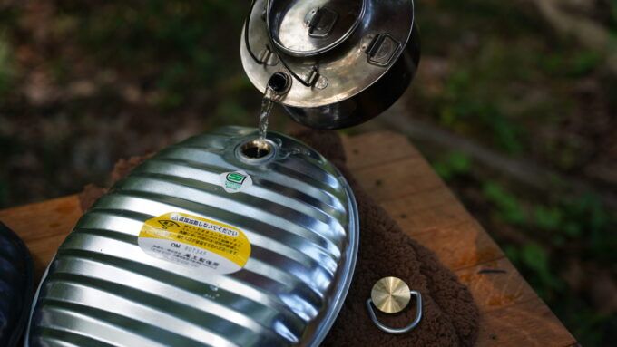 昭和レトロやキャンプブームで注目される「トタン湯たんぽ」
