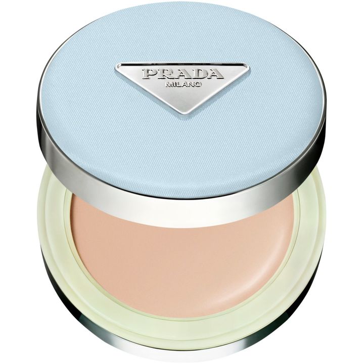 メッシュ クッション （限定パッケージ） 全2色（LC5, LN10） SPF50+・PA+++ 各￥1,1330（12月26日よりプラダ ビューティ トウキョウ・公式オンラインストア先行、2026年1月1日より全国限定発売）