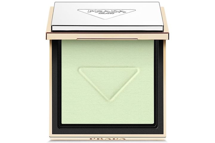 リセット セッティング パウダー ￥14,300（12月26日よりプラダ ビューティ トウキョウ・公式オンラインストア先行、2026年1月1日より全国限定発売）