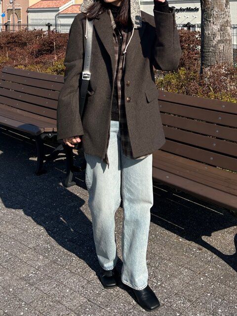 ブラウンチェックシャツと淡色デニムコーデ