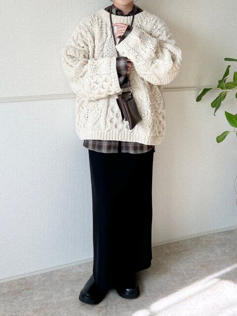 ブラウンチェックシャツのざっくりニットレイヤード