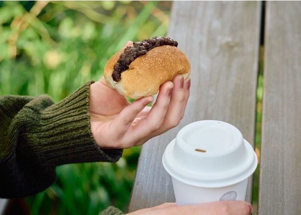 「アベコーヒーブレンド」(写真)は飲み心地のすっきりとした中浅煎り。「あんことクリームチーズ」(小400円、大650円)