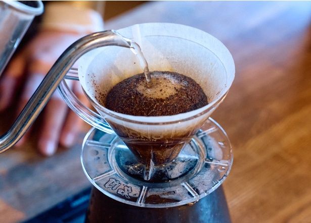 独学で抽出技術を習得。ドリッパーは「コーノ」を使い、あと味クリアな一杯に仕上げる
