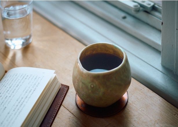 「コーヒー」(HOT550円〜)。豆はオレンジやミルクチョコレートのような甘さが特徴のブルンジ