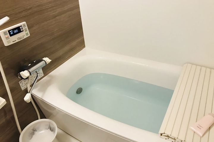 お風呂のお湯を洗濯機に移す様子