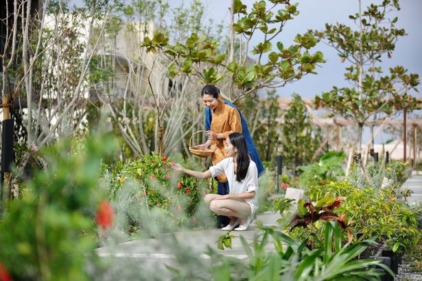 「星のや沖縄」のスタッフが案内する「吉祥庭めぐり」