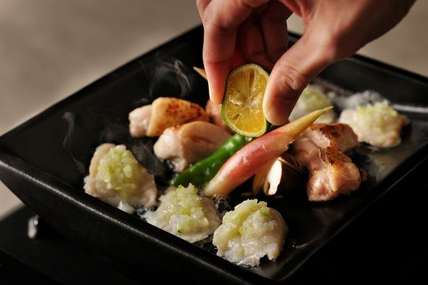 「界 長門」の名物料理「河豚と鶏の瓦焼き」